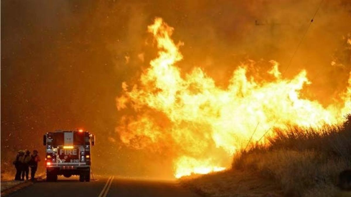 Heat wave, winds feared as southern California wildfire advances